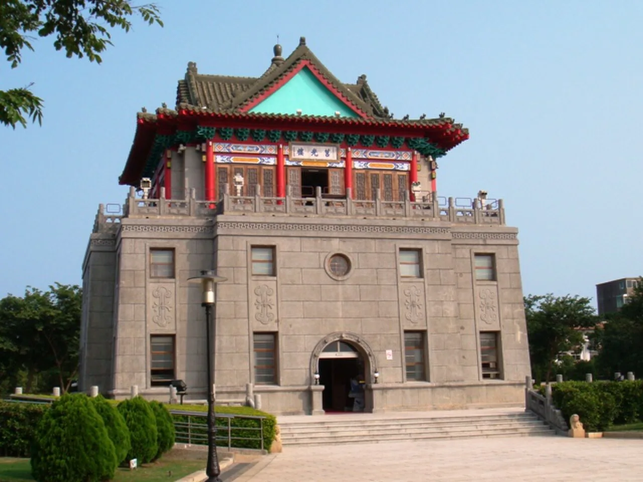 Tour Juguang, hors de la porte nord du bourg de Jincheng, bâtiment de style palatial construit en 1952. Elle fut l’emblème de la formation morale militaire des « journées Juguang » et reste aujourd’hui l’un des repères les plus représentatifs du comté de Kinmen. Photo de Shoestring, 2009.