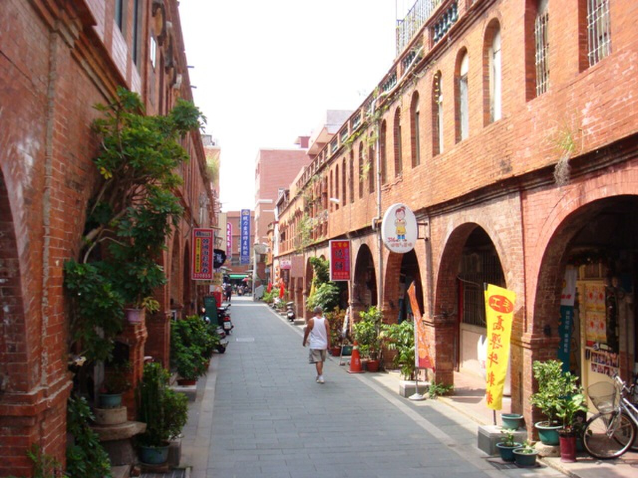 金城模範街，1924 年建成的二樓騎樓連棟洋樓老街。正立面融合閩南、南洋、西洋三種風格，是回鄉華僑而非日本人興建。Shoestring 2009 年攝。