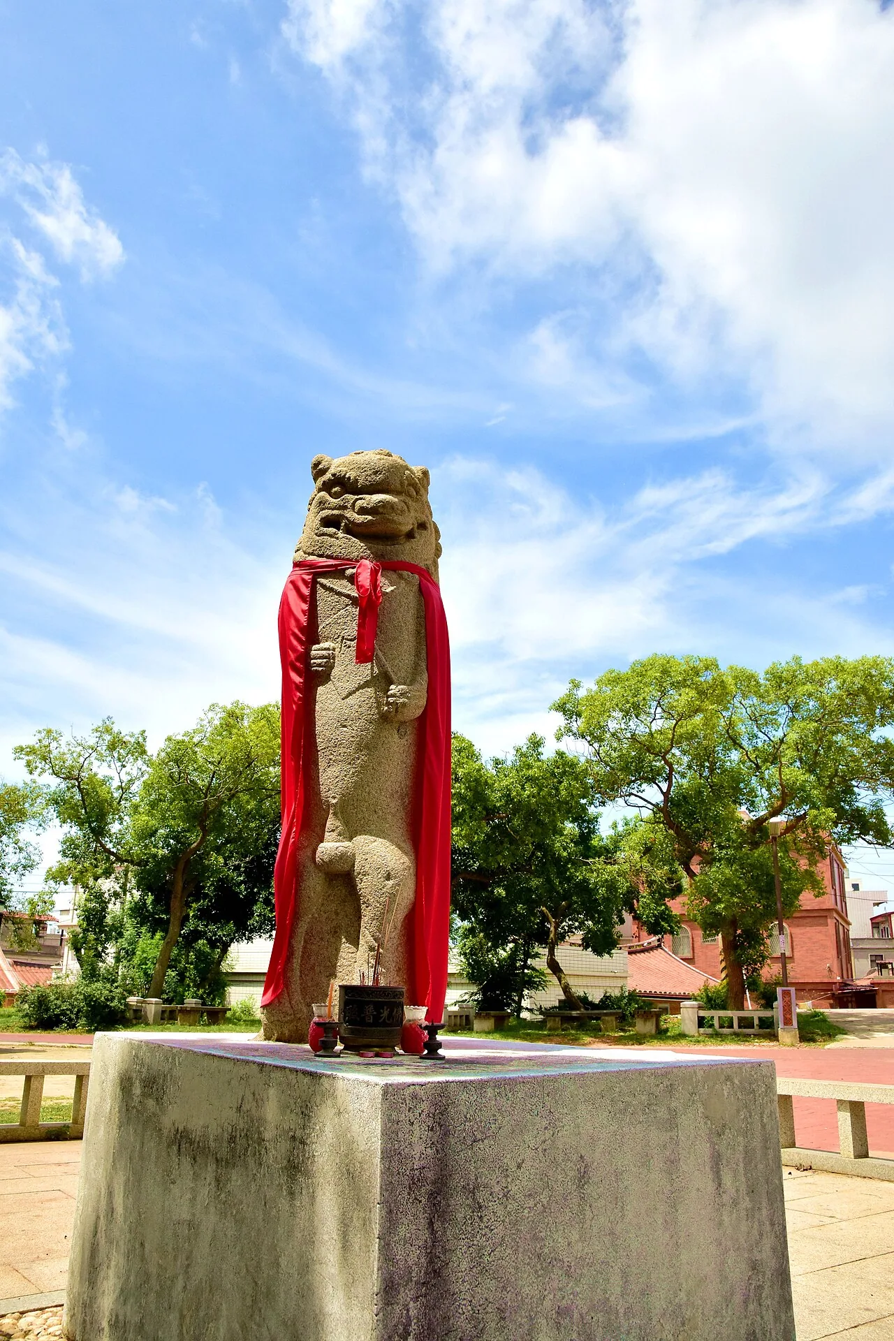 Dieu lion du vent de Kinmen, lion de pierre placé à l’entrée du village pour maîtriser les influences néfastes du vent. Attesté dès les Ming et les Qing, très répandu sous les Qing. L’île en compte plus de 70, en grès ou en granite, de formes variées. Photo de P95521708, 2018.