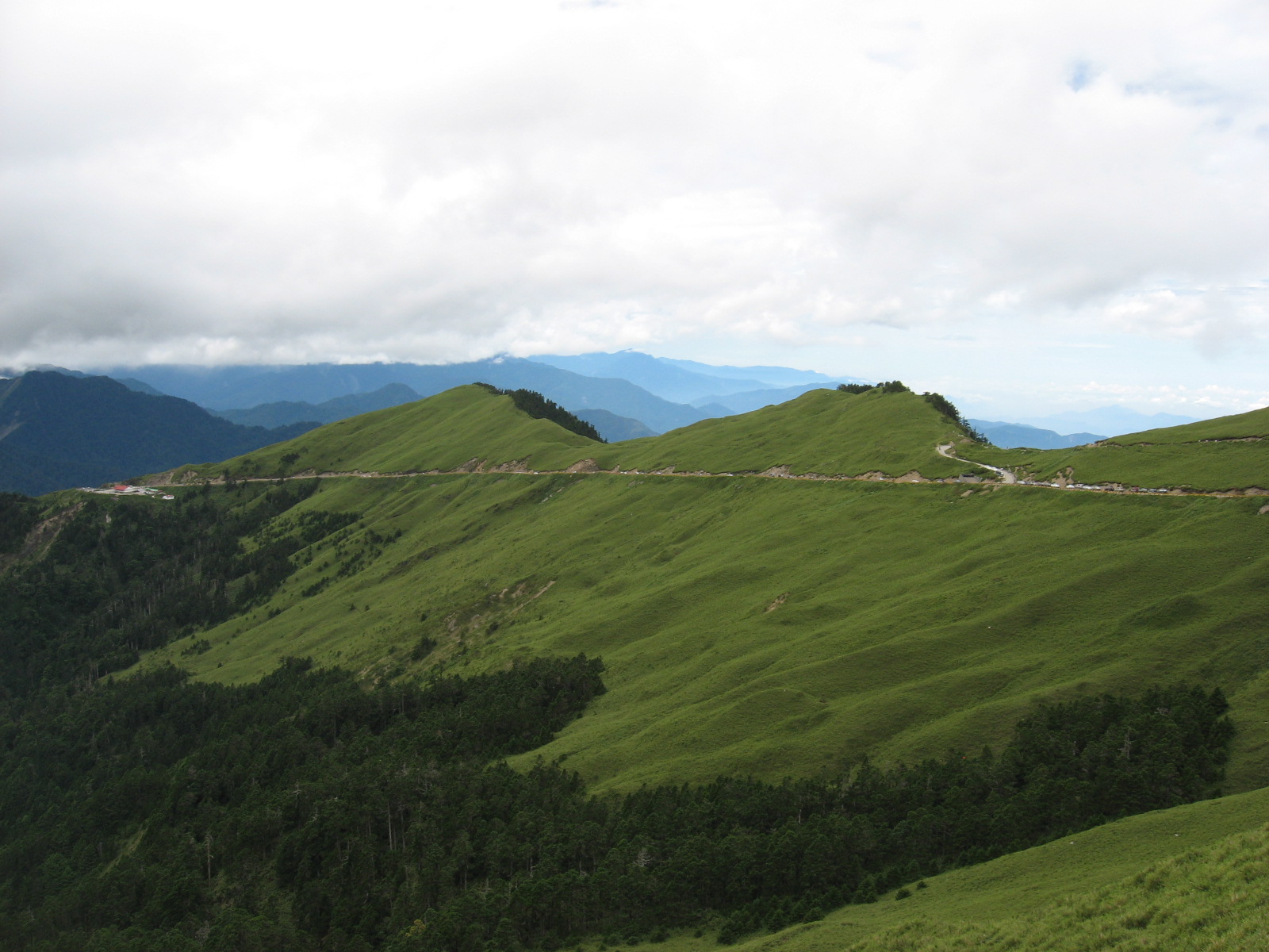 合歡山主峰一帶的高山地景，海拔 3,275 公尺武嶺位於合歡山主峰跟東峰之間的鞍部。台 14 甲線的這個點是台灣公路最高點，每年冬季降雪是台灣本島少數能賞雪的地方。