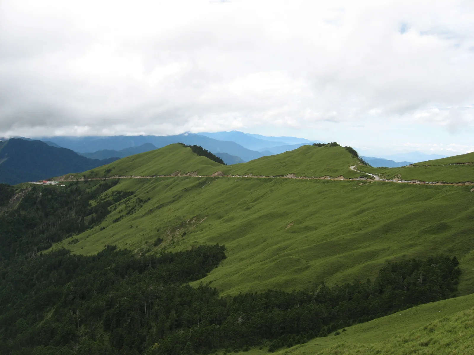 High-altitude landscape around Hehuanshan Main Peak. Wuling, at 3,275 meters, is located in the saddle between Hehuanshan Main Peak and East Peak. This point on Route 14-甲 is the highest point on Taiwan's roads; winter snowfall here is one of the few places on the Taiwan island where snow can be seen.