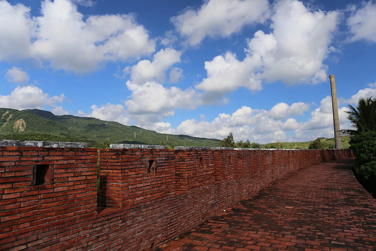Battlements of the East Gate of Hengchun Old City, 2013. After Shen Baozhen established Hengchun County in 1875, construction of the city wall began on October 18 of the same year and was completed in July 1879. The walls measured 880 zhang in circumference, and all four gates survive intact today, making it Taiwan's most complete surviving Qing county seat.