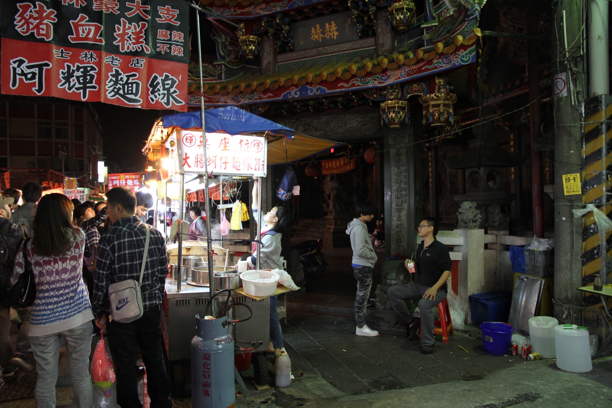 2012 年 11 月士林夜市攤位跟慈諴宮並排的視覺紀錄,廟埕邊緣的攤販外溢狀態。