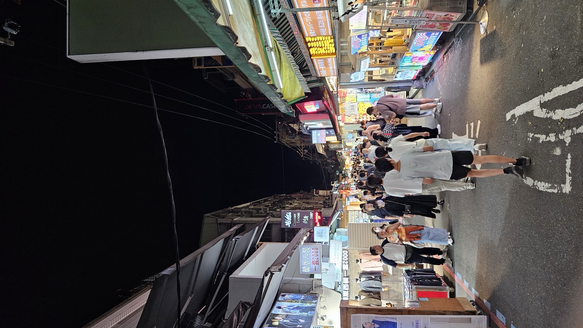 2024 年 6 月大東路士林夜市夜景,週末晚上人潮塞滿巷子。1860 年潘永清規劃的「大東街」(今大東路)走了 164 年。