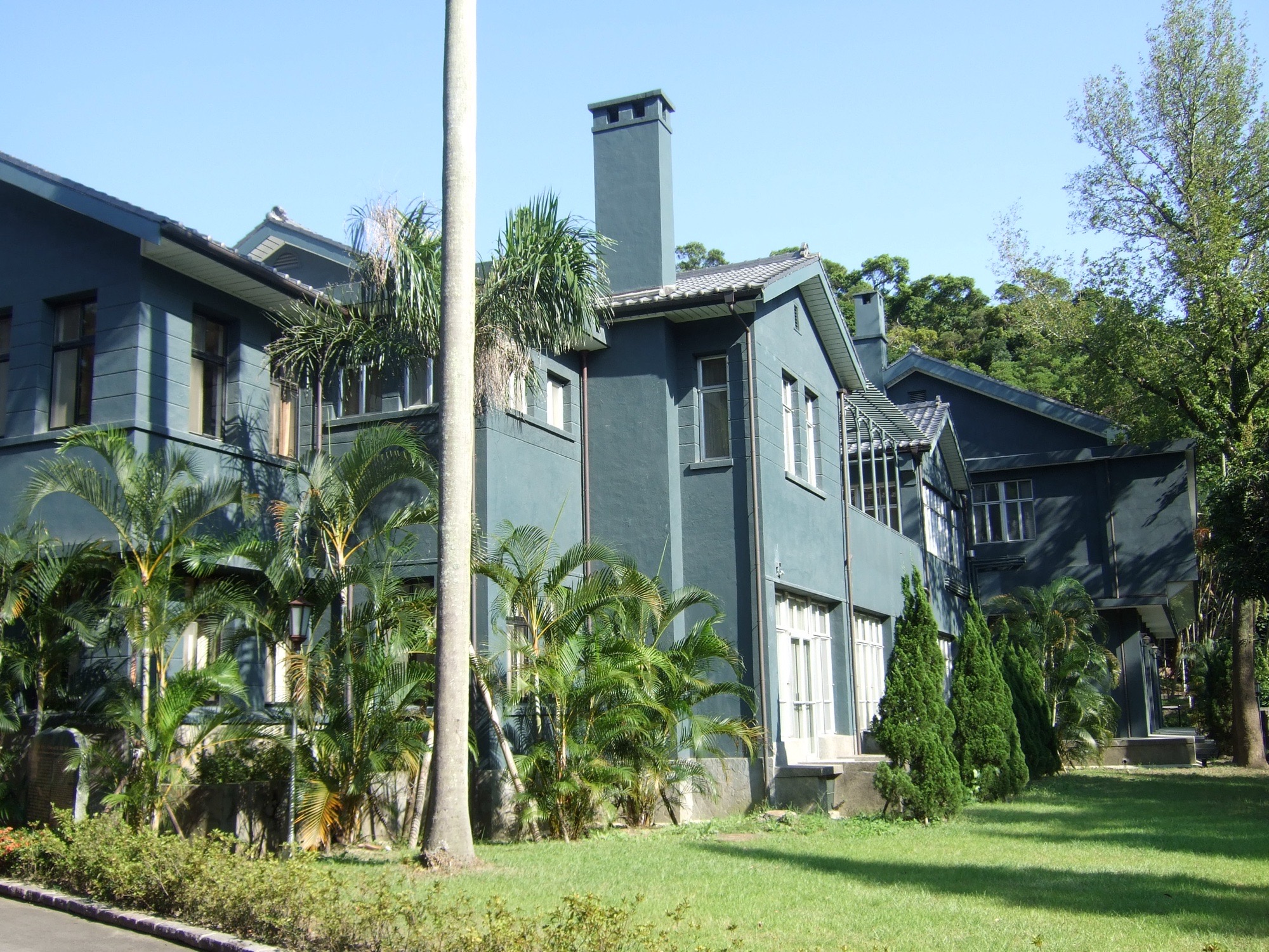 1950-1975 蔣中正宋美齡居住的士林官邸正館,1996 年公園部分開放、2011 年正館本身對外開放預約參觀。