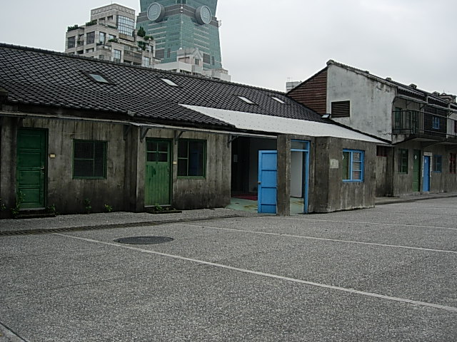 四四南村信義公民會館 A 棟外觀,2007 年的紅磚紅瓦平房。眷村巷弄已經被廣場取代,但建築本身保留了 1948-1949 年初建時的低矮形體。