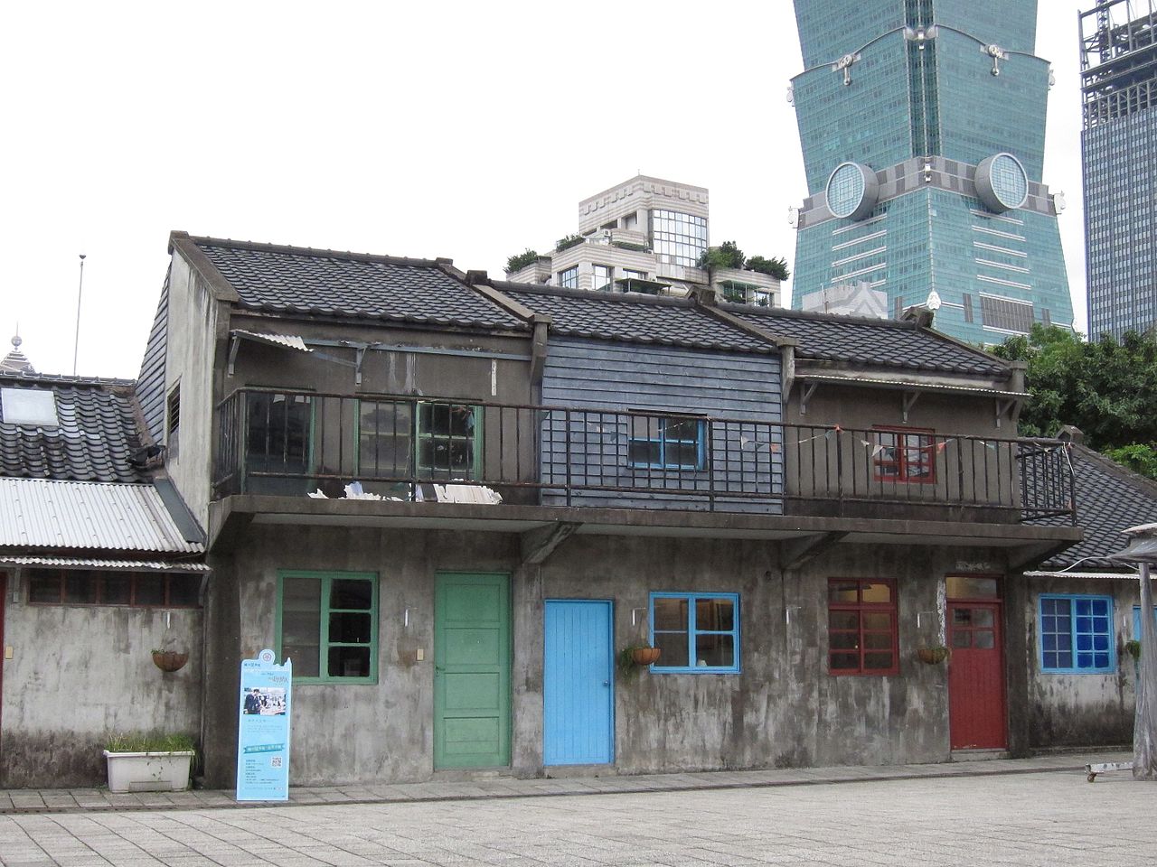 四四南村信義公民會館的紅磚平房與排水陰溝細節,2016 年。建築外觀保留了 1948-1949 年眷舍的形體,但內部已經改作展示館跟文創餐飲。