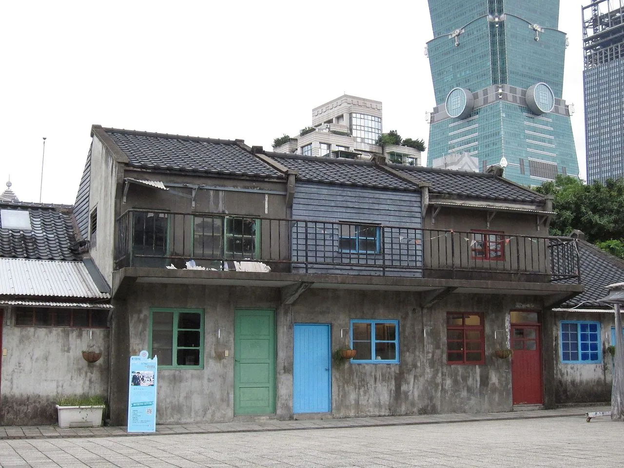四四南村信義公民会館の赤煉瓦平屋と排水溝の細部、2016年。建築外観は1948-1949年の眷舎の形態を残しているが、内部はすでに展示館と文創飲食空間に改修されている。