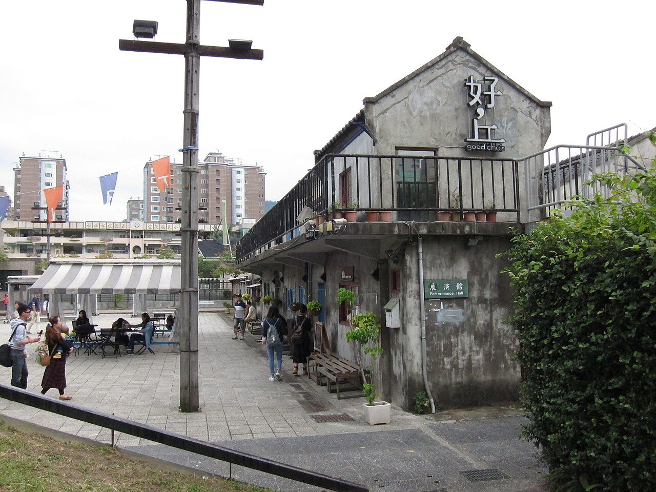 四四南村中央廣場跟四棟保留建物圍出的圍合空間,2016 年。週末「簡單市集」就在這塊草地上擺攤,再過去就是台北 101 的方向。
