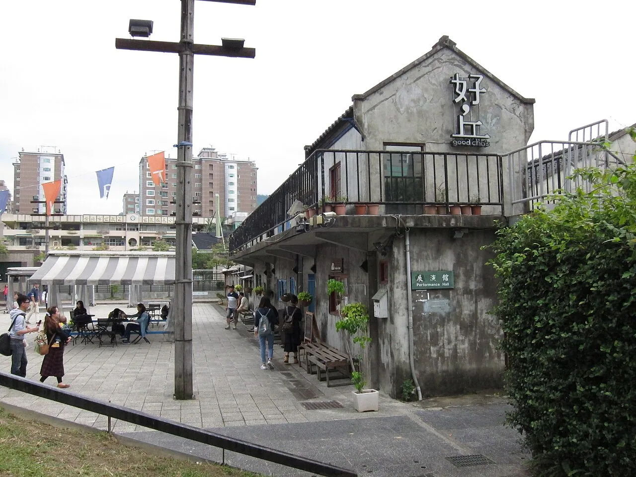 四四南村の中央広場と四棟の保存建築がつくる囲まれた空間、2016年。週末の「簡単市集」はこの芝生で店を出し、その向こうが台北101の方向である。