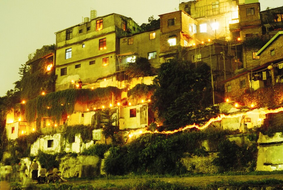 2003 年 Marco Casagrande 在寶藏巖進行的「napalm」行為藝術，用火焰象徵這座即將被拆除的聚落