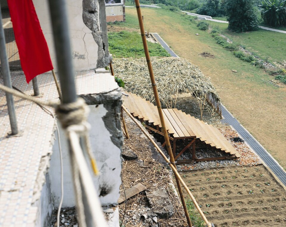Marco Casagrande 在 2003 年「Organic Layer / Treasure Hill」實踐中所開闢的菜園，把拆除廢墟轉化為生態都市修補的空間
