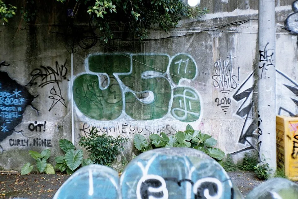 Graffiti réalisé par des artistes dans le village de Treasure Hill en 2012, l’un des vocabulaires visuels de Treasure Hill après l’arrivée des subcultures à la fin des années 1990