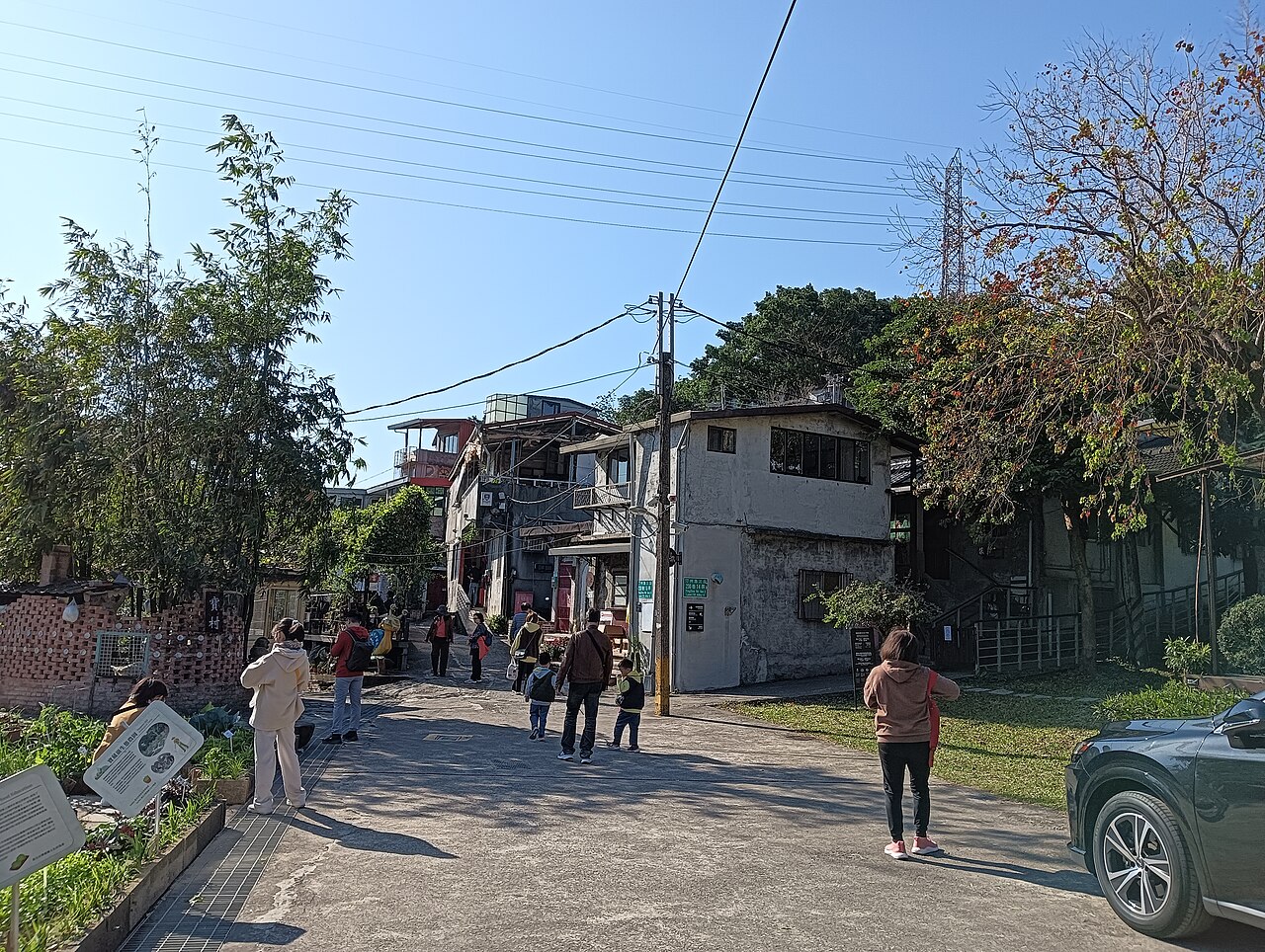 2025 年大年初二寶藏巖生態農園前步行的人群，反映 2010 年開幕後寶藏巖成為公館散步路線的當代呈現