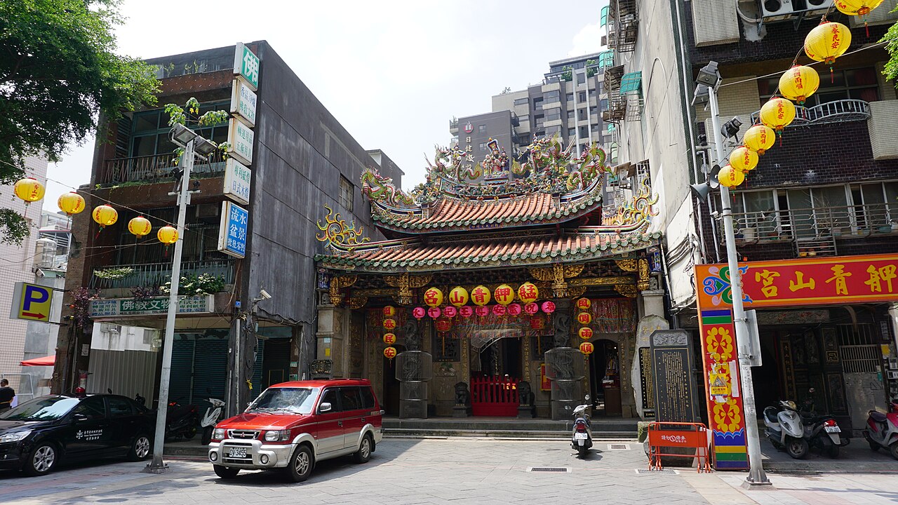 艋舺青山宮,每年農曆 10 月 20-22 日的「艋舺大拜拜」暗訪暨遶境,是台北市三大廟會之一。2010 年由北市府登錄為民俗文化資產。