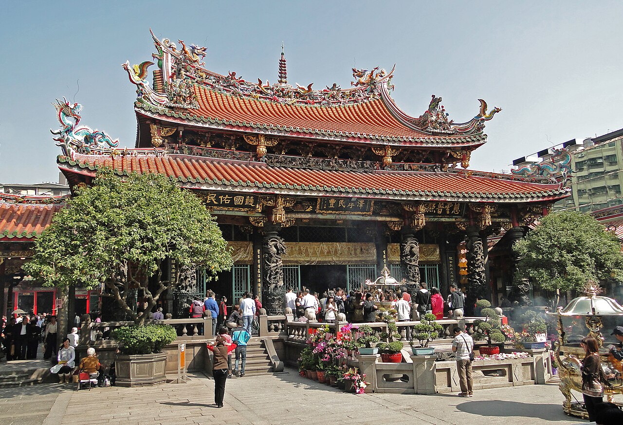 艋舺龍山寺前殿,1738 年泉州晉江、南安、惠安三邑人合資興建,2018 年由二級古蹟升格為國定古蹟。三川殿與正殿的銅鑄龍柱是 1924 年王益順大修時的作品。
