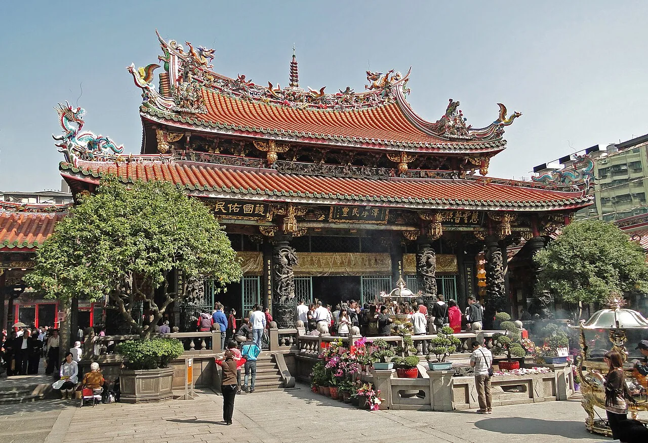 El salón frontal del Templo Longshan de Bangka, construido en 1738 con aportes conjuntos de personas de las tres comarcas de Quanzhou: Jinjiang, Nan’an y Hui’an. En 2018 fue elevado de monumento de segundo grado a monumento nacional. Las columnas de dragón fundidas en bronce del Salón Sanchuan y del salón principal son obra de la gran restauración de 1924 dirigida por Wang Yishun.