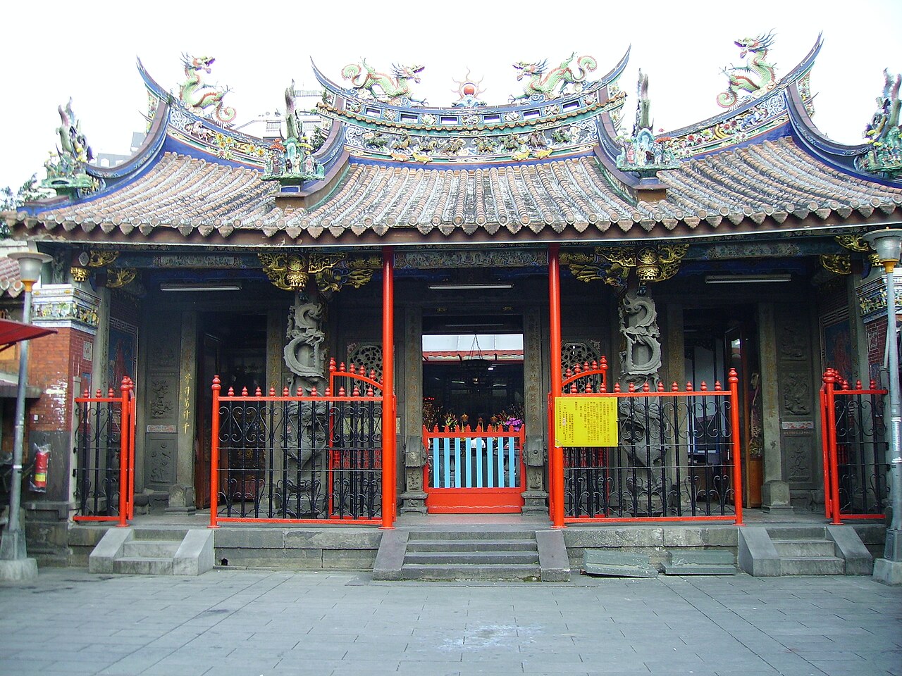 艋舺清水巖祖師廟,1853 年頂下郊拼中為三邑人借道攻打同安人而遭縱火焚毀,安溪人自行募款 1867 年重建。