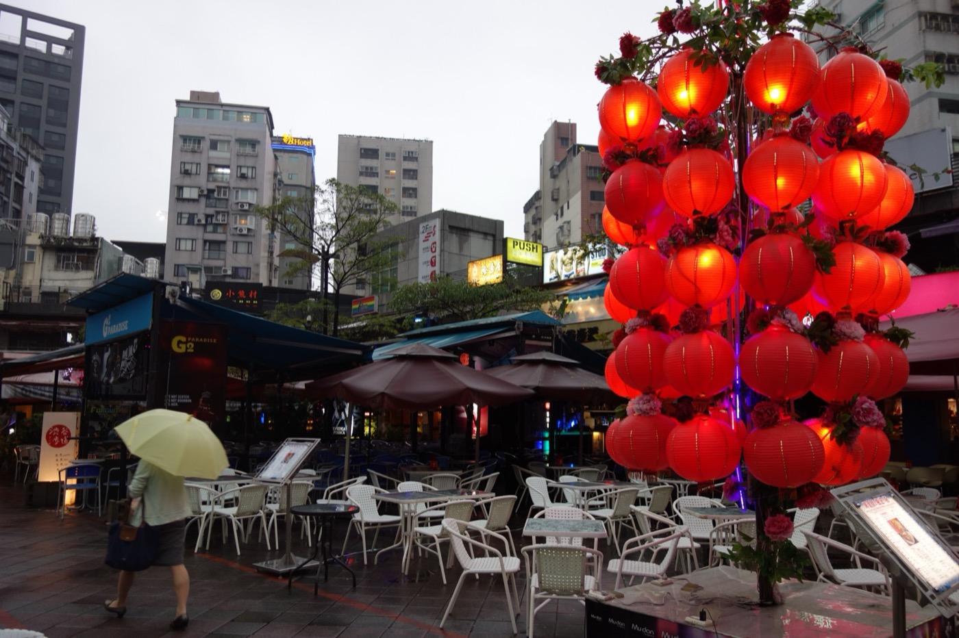 西門紅樓南廣場,1908 年完工的紅磚兩棟組合 — 北邊八角堂 + 南邊十字樓 — 在 21 世紀的傍晚成為戶外酒吧區跟同志友善公共空間
