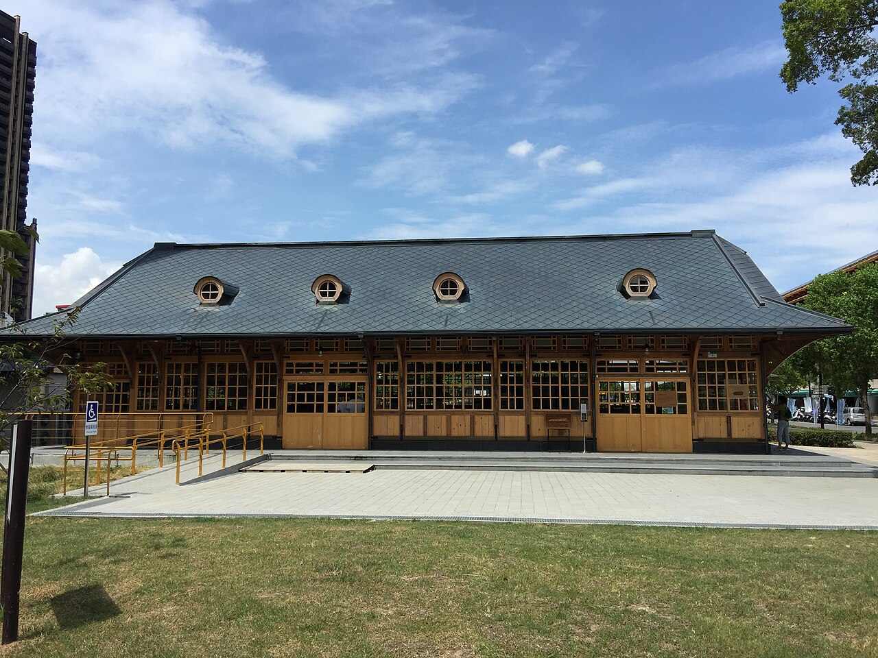 2017 年回娘家重組於七星公園的新北投車站(1916 啟用),台灣紅檜木建材,四個老虎窗圓孔形式
