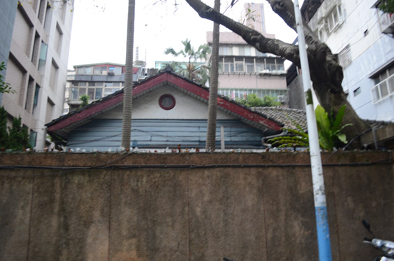 青田七六(馬廷英故居),台北市大安區青田街 7 巷 6 號。1931 年日治時期為台北帝國大學教職員所建的和洋折衷式日式宿舍,戰前住戶為地質學家足立仁,戰後 1947 年起住戶為地質學家馬廷英,2006 年指定為台北市市定古蹟。