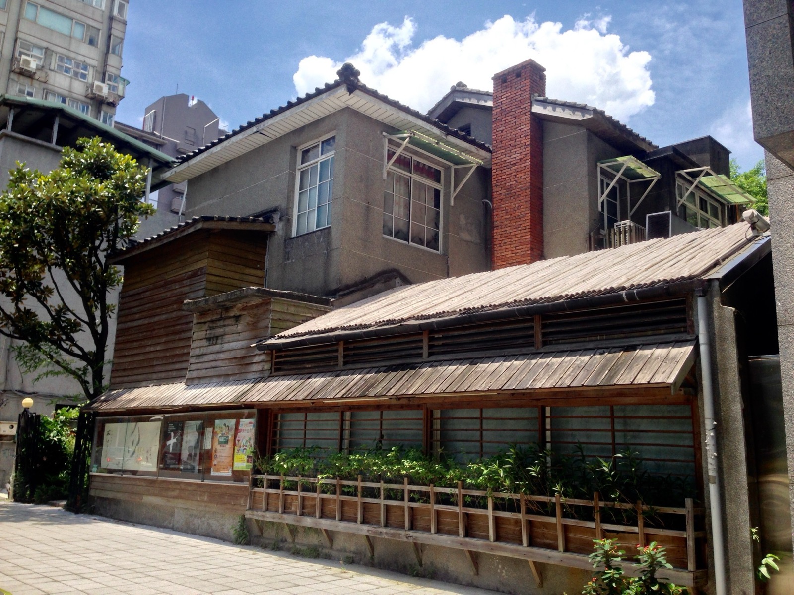 紫藤廬(周德偉故居),台北市大安區新生南路三段 16 巷 1 號。1920s 日式宿舍,戰後 1950 年周德偉入住作為書齋與沙龍,1981 年其子周渝改為茶藝館,1997 年指定為台北市市定古蹟。
