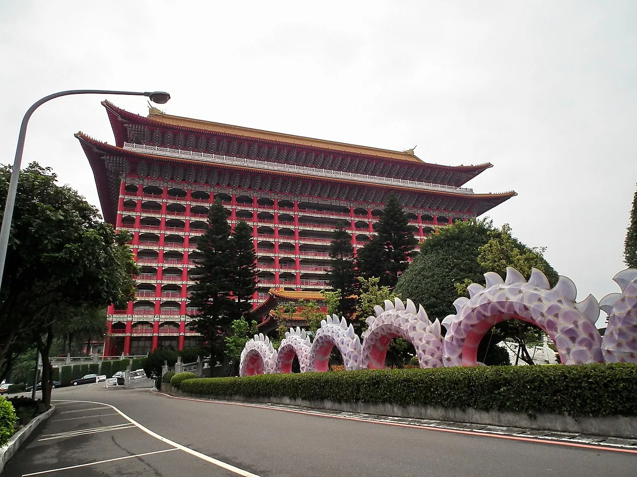 Vue lointaine du Grand Hôtel de Yuanshan en 2012, la tour rouge de style palais impérial chinois se dressant sur le site de l'ancien sanctuaire de Taiwan. Après la démolition du sanctuaire en 1944, le gouvernement nationaliste le transforma en « Taiwan Hotel » en 1952, et le bâtiment de 14 étages conçu par Yang Cho-cheng fut achevé en 1973, devenant un symbole de Taipei