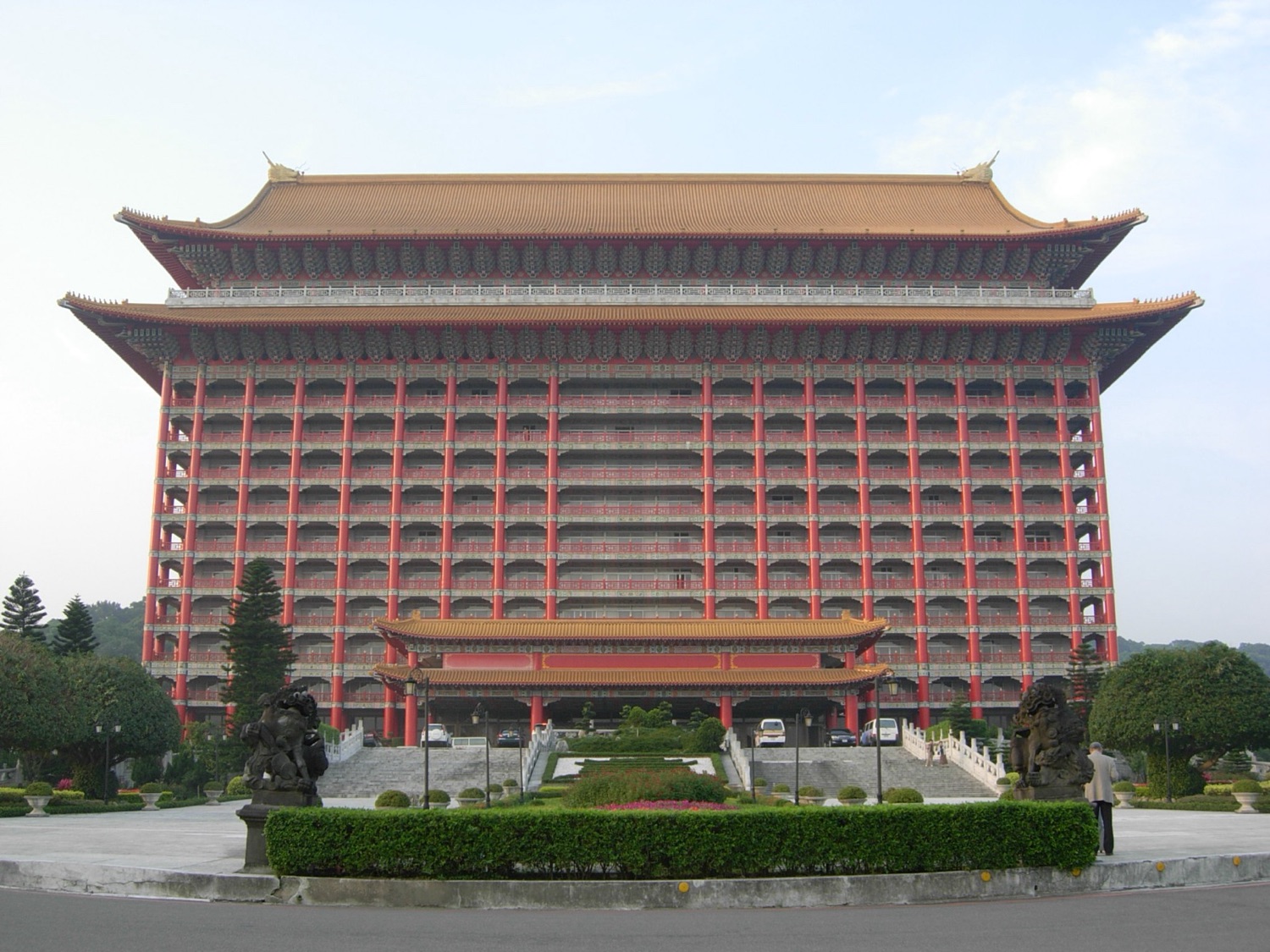 圓山大飯店中國宮殿式大廈,1973 年完工。蓋在 1901 年台灣神社遺址上,紅琉璃瓦覆寫了原本的神社建築。