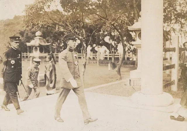 Photo historique du 17 avril 1923 montrant le prince héritier japonais Hirohito visitant le sanctuaire de Taiwan. Le prince est debout, et l'on peut voir les foules accueillantes le long de la Chokushi Kaidō, dans une scène cérémonielle de plus haut niveau de l'empire japonais à Taïwan