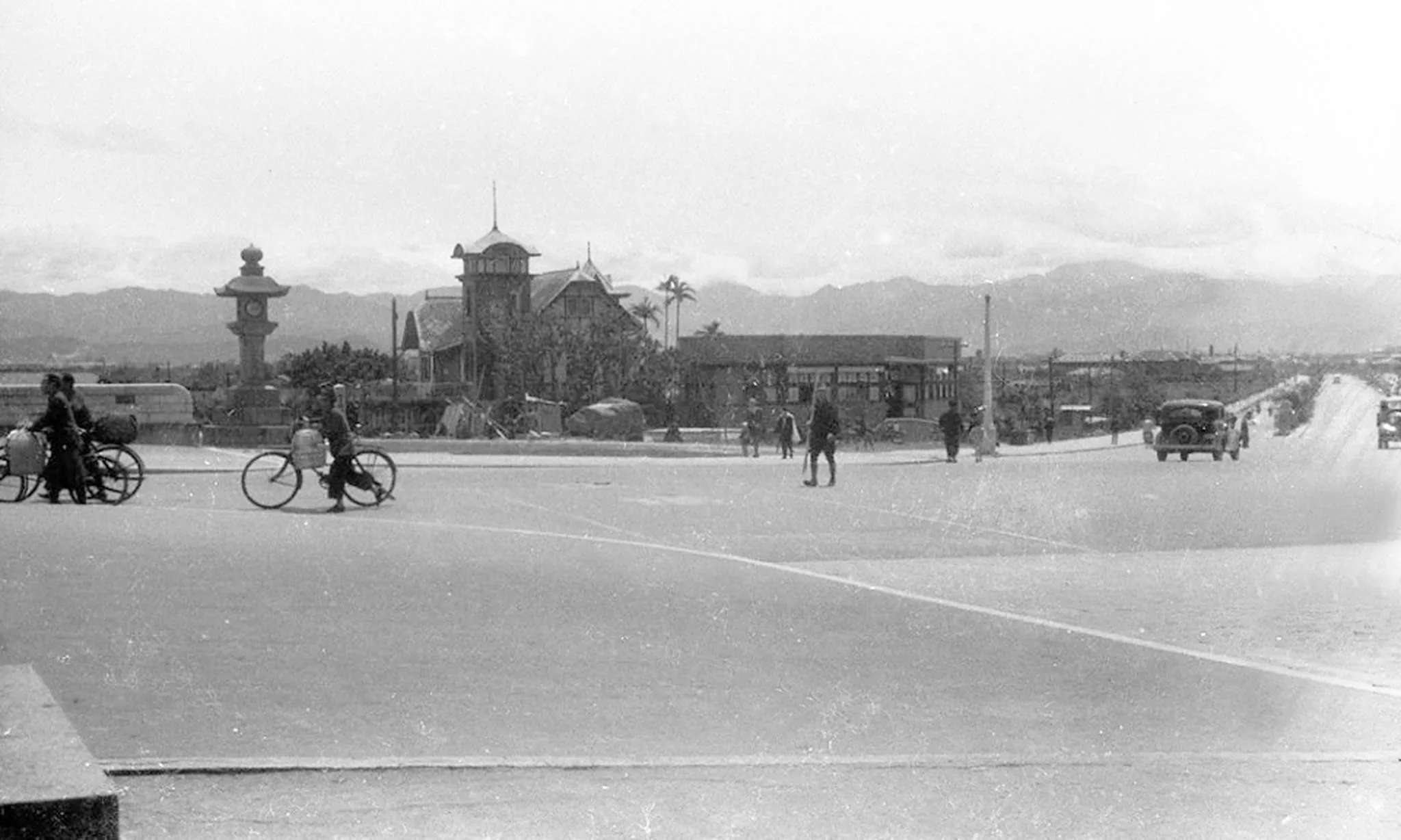 Vue du deuxième pont Meiji (aujourd'hui ancien site du pont Zhongshan), achevé en 1933. Le pont en arc en béton armé est visible, traversant la rivière Keelung pour relier Yuanshan et le mont Jiantan. Il fut démoli le 20 décembre 2002 et découpé en 435 morceaux