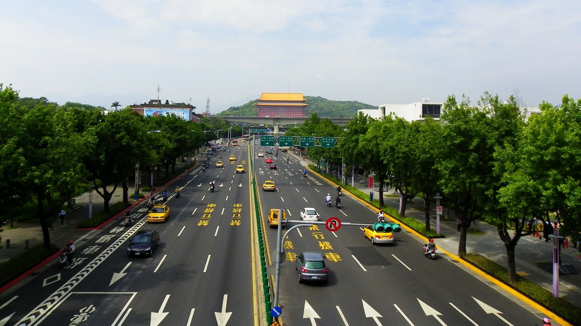 Zhongshan North Road Tiaotong : la route que les Japonais avaient tracée pour aller au sanctuaire, reprise finalement par les sociétés japonaises