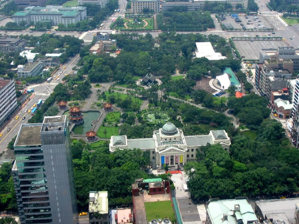 台北二二八和平紀念公園の空撮。中央は二二八記念碑