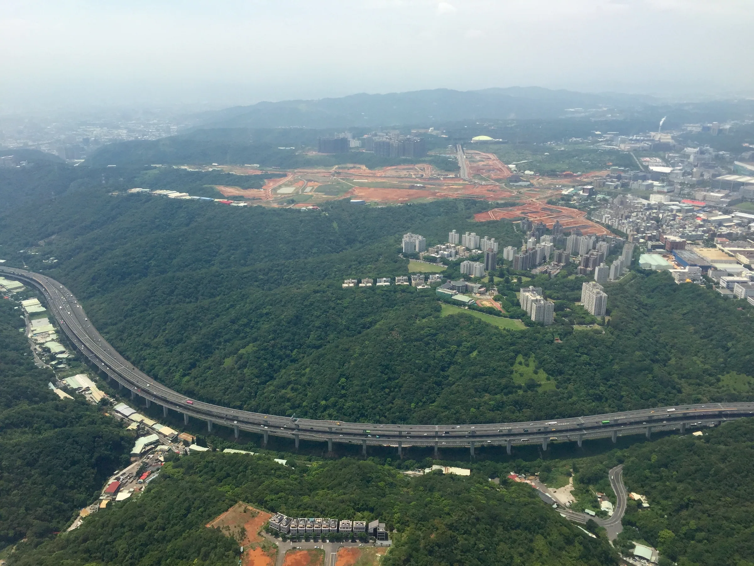 藍綠之外的四把尺：從一塊田到一張健保卡，台灣那些活過自己政治的政策