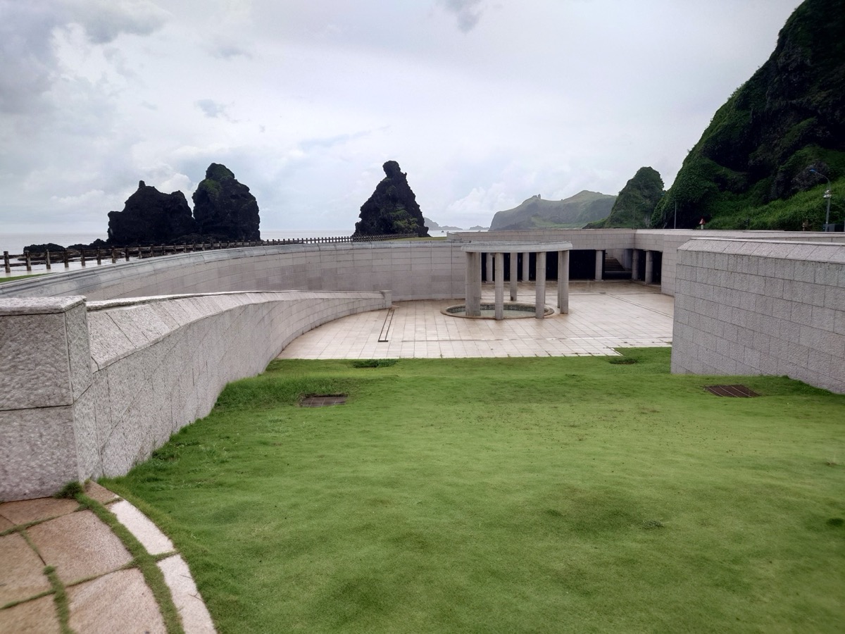 綠島人權紀念碑(垂淚碑),1999 年 12 月 10 日國際人權日由李登輝總統親手揭碑,柏楊撰寫 28 字碑文