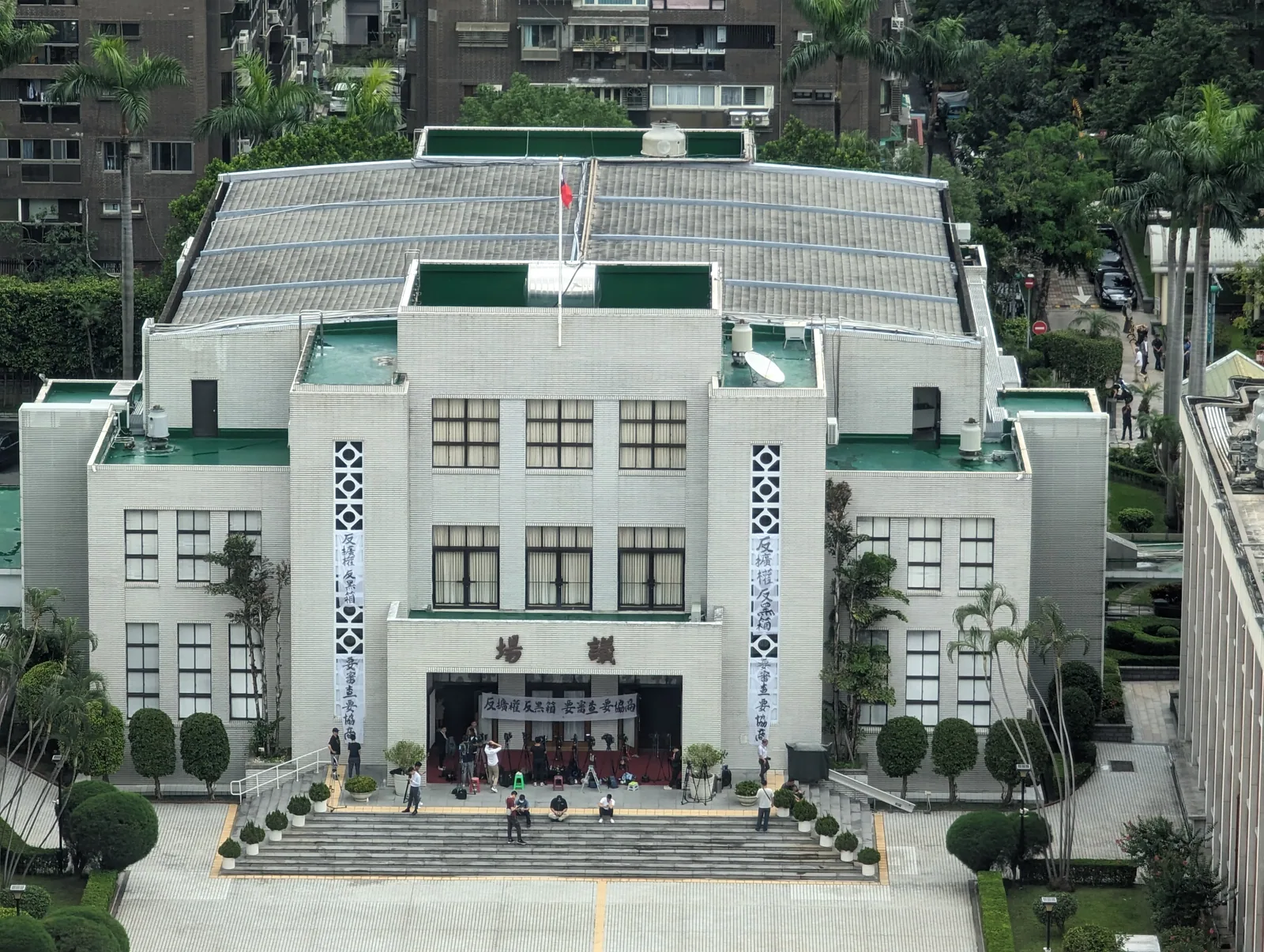 2024 年 5 月 21 日國會職權修法攻防期間,立法院議場正立面掛著標語