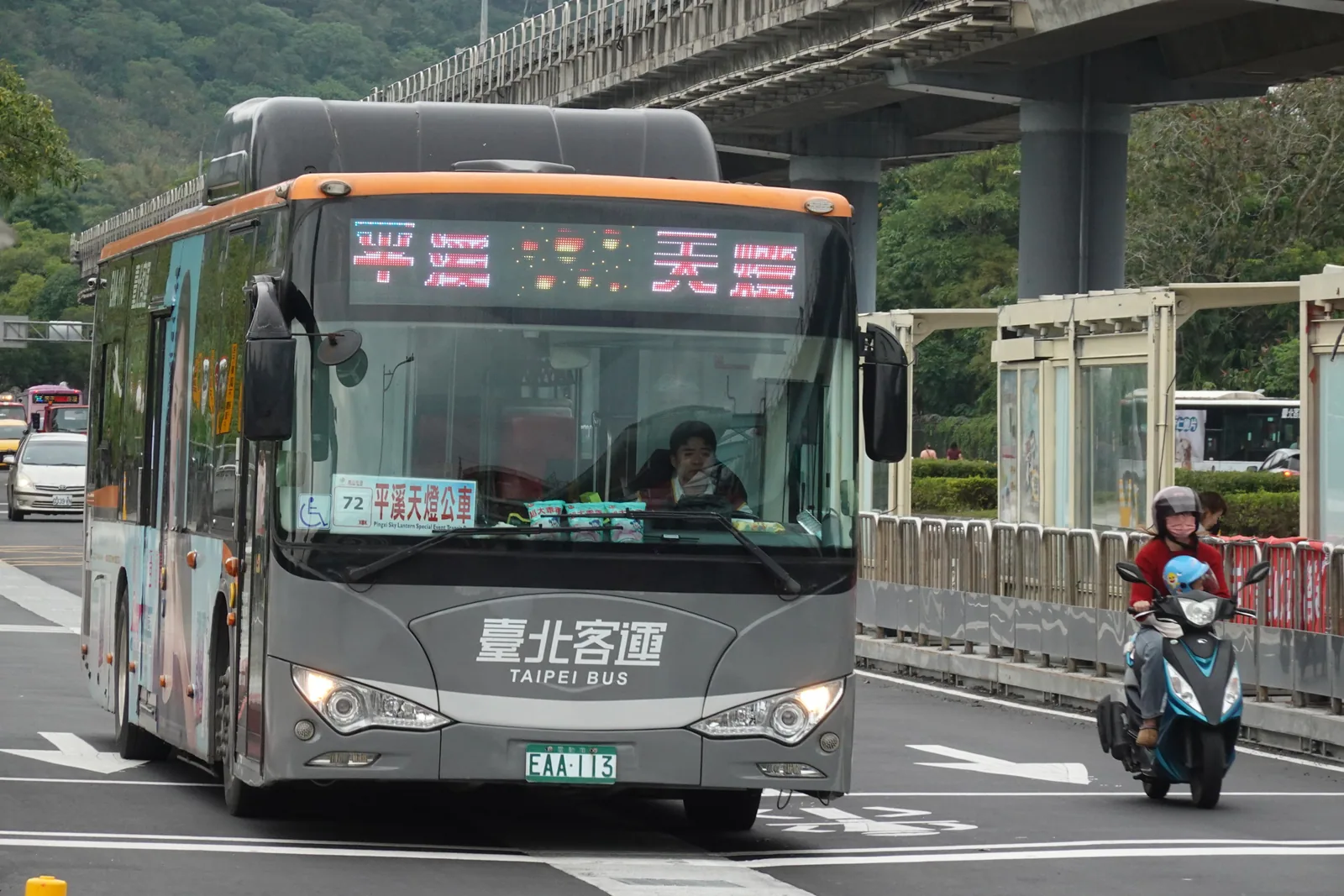 타이베이커윈 BYD K9 전기버스가 타이베이시립동물원 앞을 지나간다