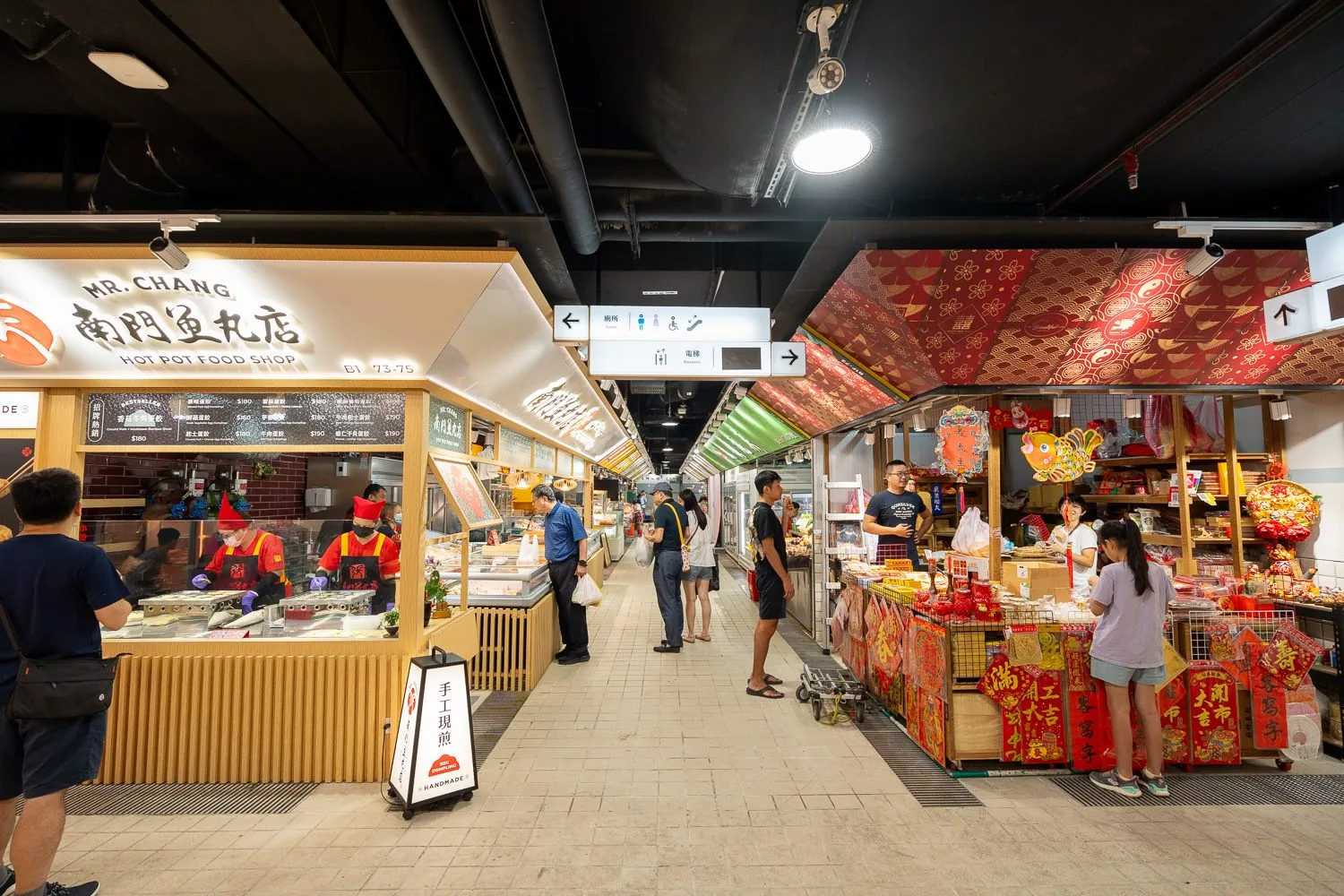 Stände im Erdgeschoss des Nanmen-Markts; Marktgebäude und Händler dokumentieren gemeinsam den städtischen Wandel. Bildquelle: Stadtregierung Taipeh, Wikimedia Commons; Open Data Lizenz der Stadtregierung Taipeh
