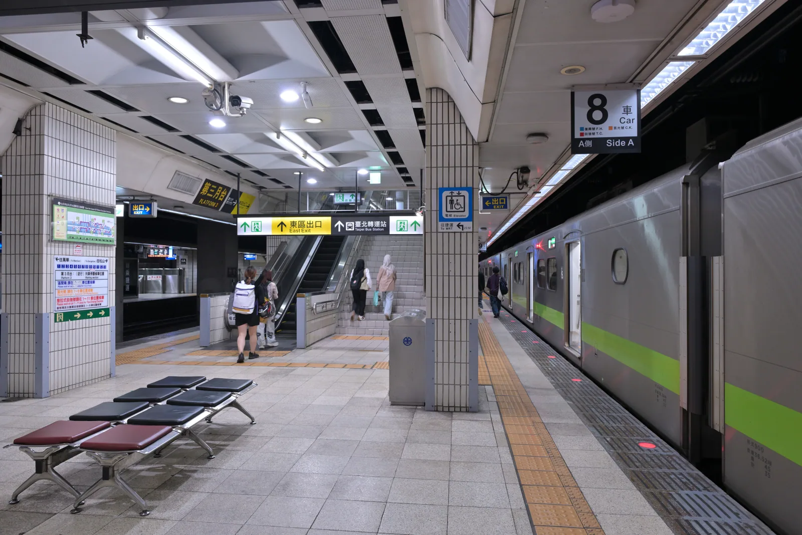 臺北車站月台與候車區
