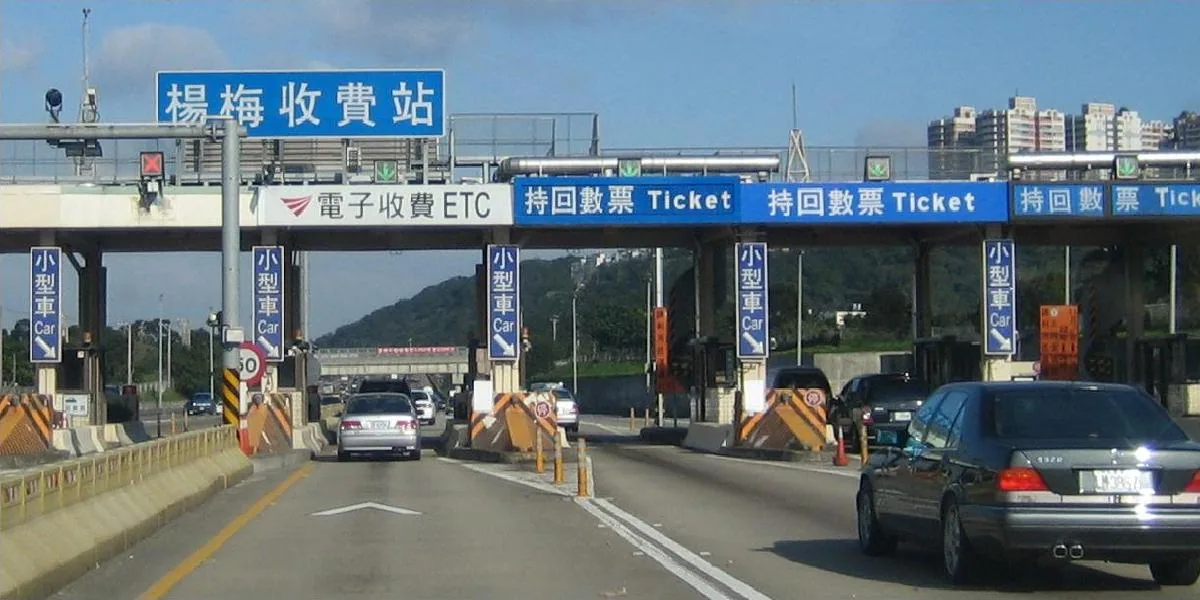 Les voies ETC à péage électronique (deuxième à gauche) des autoroutes principales de Taïwan, coexistant avec les cabines manuelles pendant la période de transition (2007)