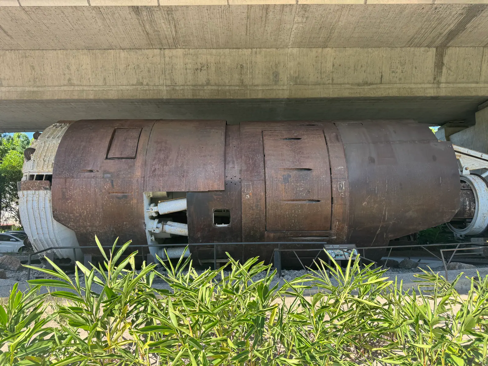 退役後保存在武荖坑景區的北宜 1 號隧道鑽掘機（TBM）主機，當年在雪山隧道多次受困的機具之一
