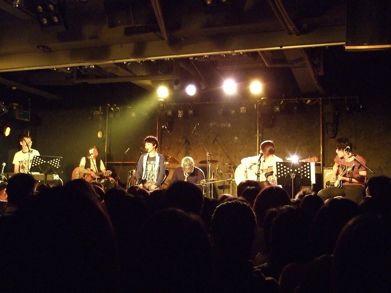 2008 年 3 月 12 日、ソーダグリーンが台北 The Wall 公館で行ったライブ。ボーカルの呉青峰と五人のメンバーが同じ舞台に立っている