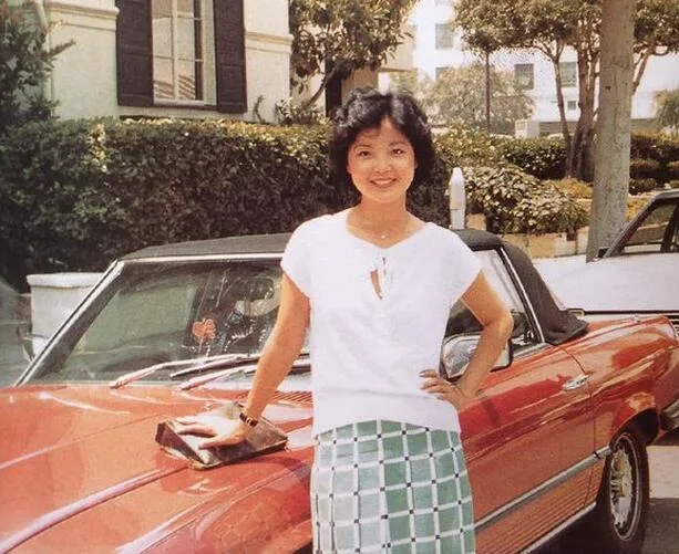 鄧麗君 1980 年代初在美國的留影，台灣流行音樂黃金年代的亞洲歌后