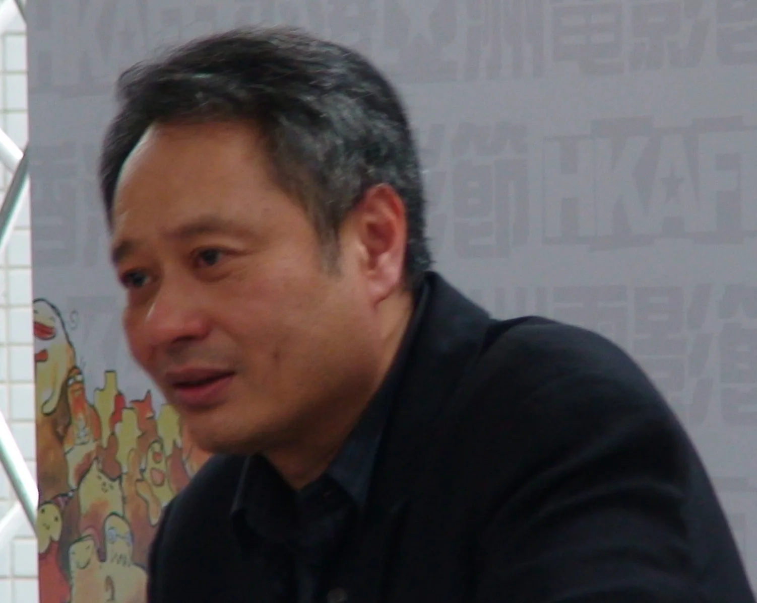 李安在電影節活動上的近照,深色西裝,神情沉穩
