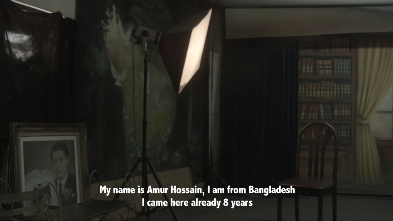 Still de l'œuvre d'Au Sow Yee Pak Tai Foto (2015). L'image montre l'intérieur d'un ancien studio photographique de Petaling Street, à Kuala Lumpur, bientôt démoli