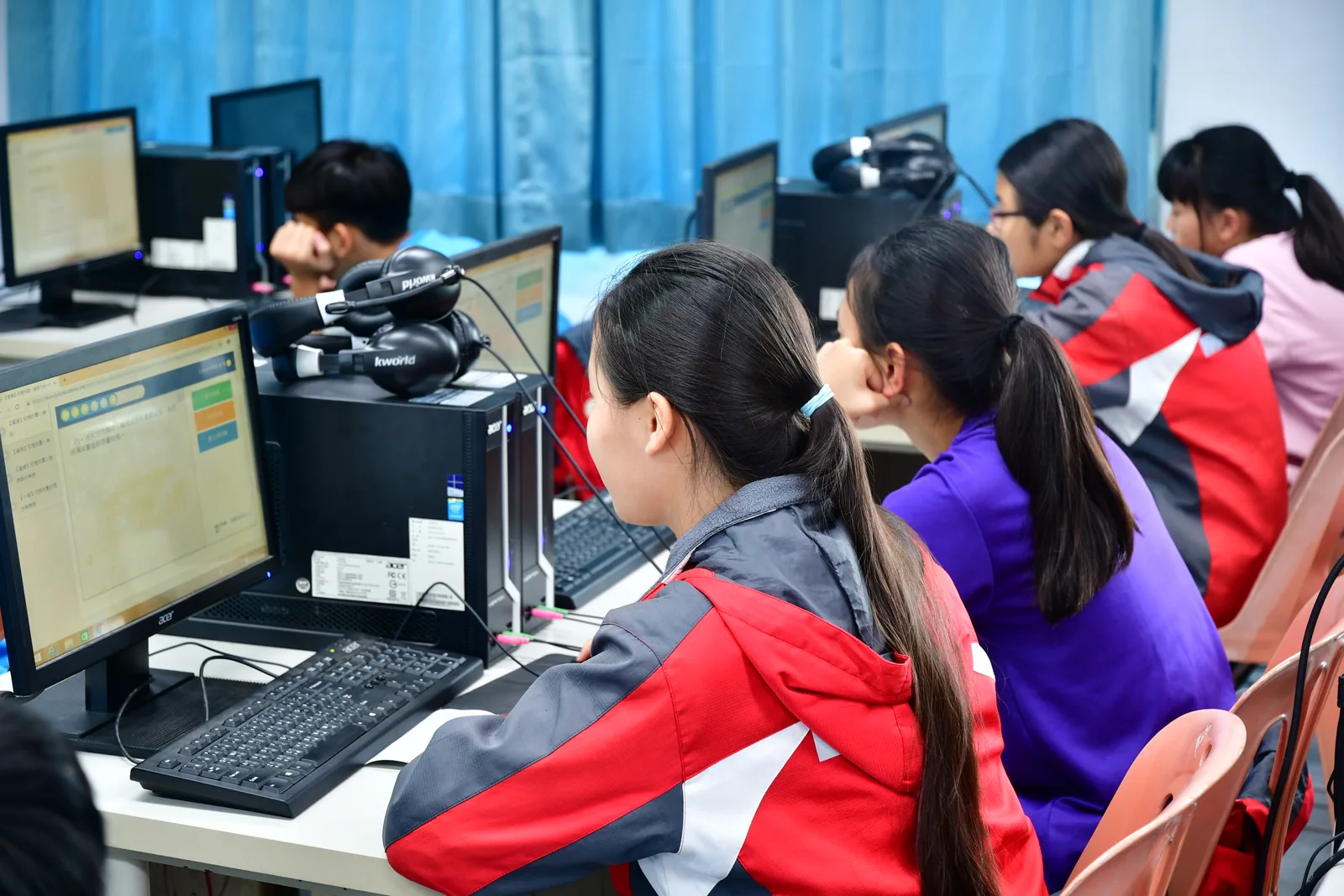 윈린현 바오중중학교 학생들이 컴퓨터 앞에 앉아 쥔이 교육 플랫폼으로 온라인 학습을 하고 있다