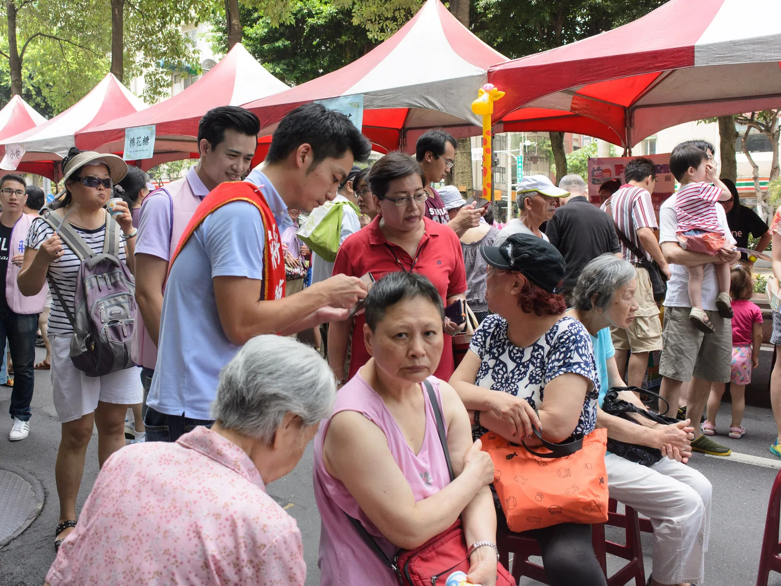 Juni 2015: Chiang Wan-an bei einer Drachenbootfest-Veranstaltung im Stadtteil Futai, Bezirk Songshan, trägt ein rotes Band und spricht mit älteren Anwohnern