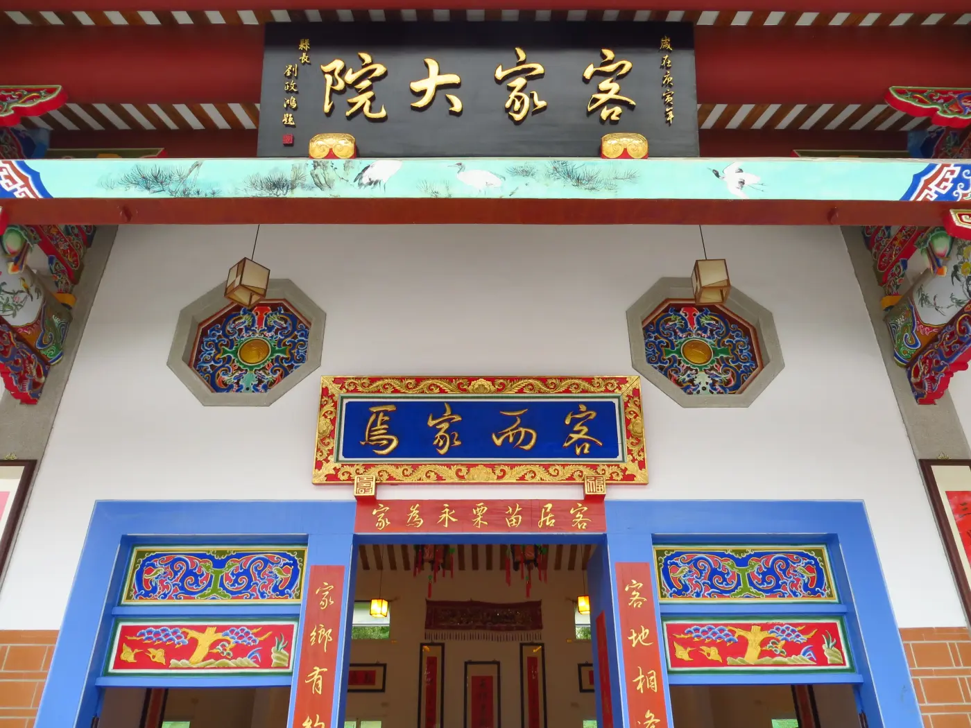 苗栗銅鑼一帶的客家傳統合院建築。客語詩的物質世界不只是「鄉土符號」,而是聚落、祭祀、戲棚與日常口語共同長出來的生活場。