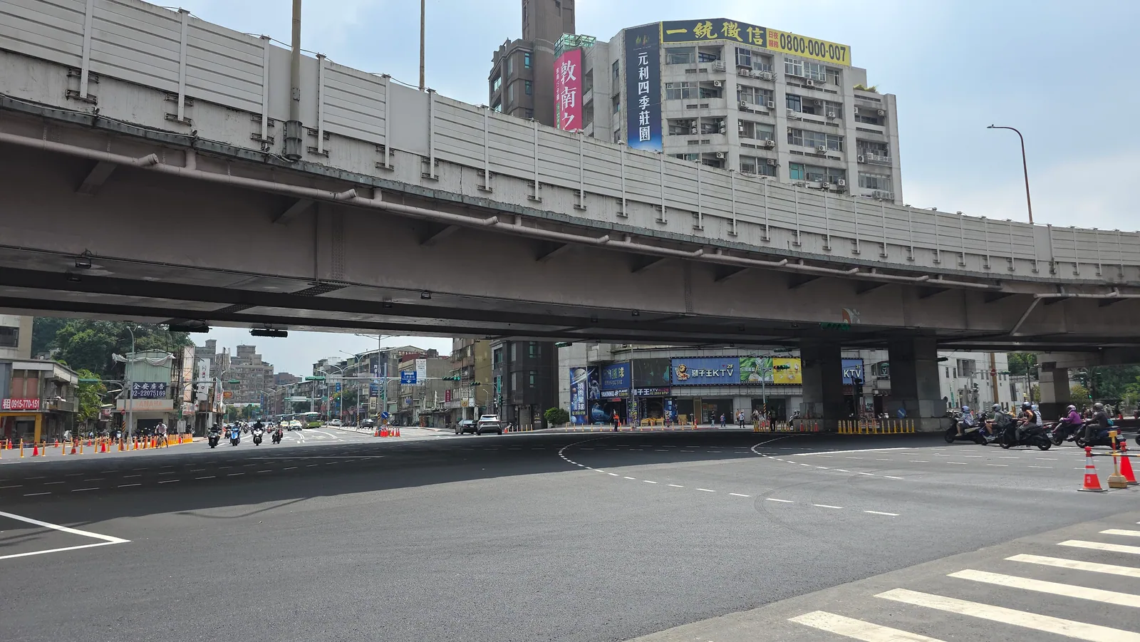 Die Kreuzung Roosevelt Road und Keelung Road nach dem Rückbau des Gongguan-Kreisels; eine ebenerdige Kreuzung mit Zebrastreifen unter der Hochstraße