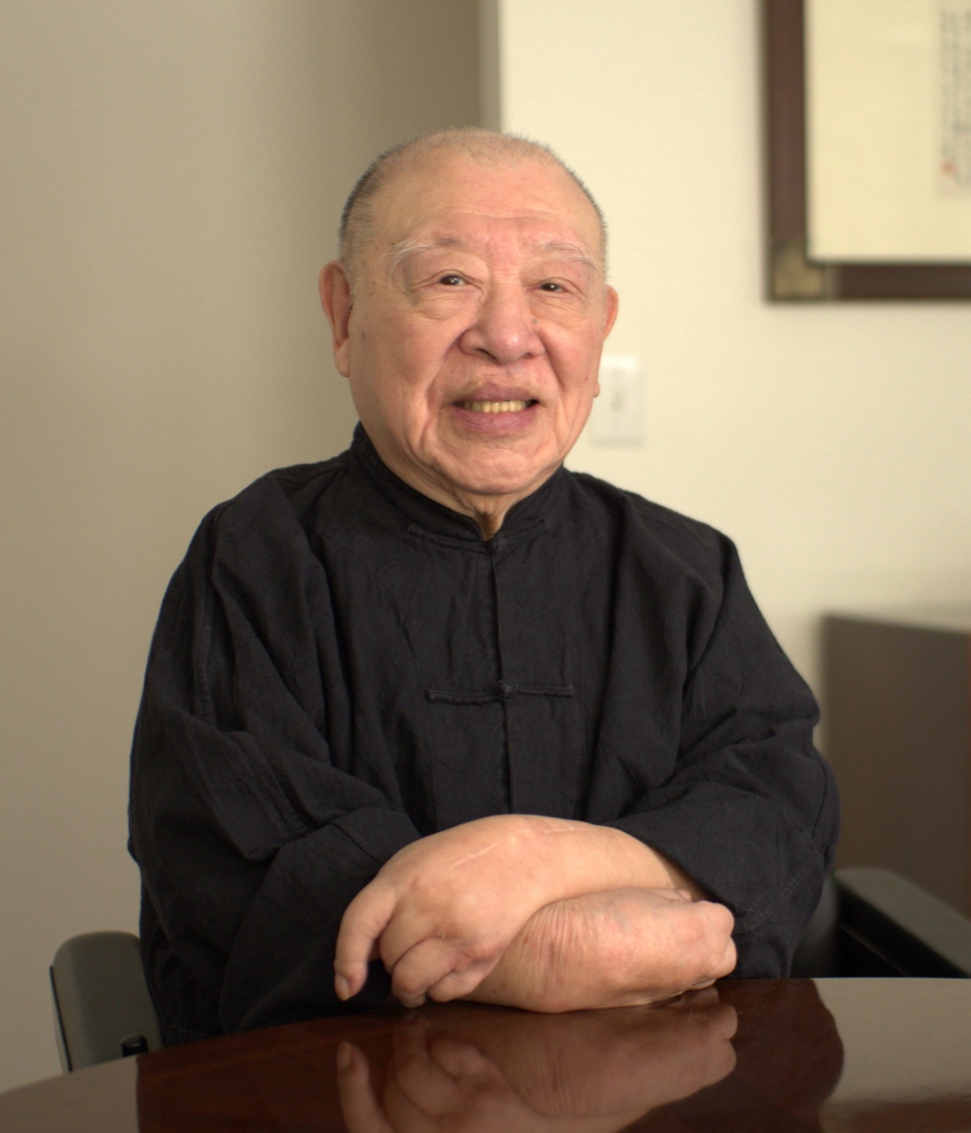 許倬雲晚年中央研究院官方人像,淡藍色背景,戴眼鏡,神情溫和直視鏡頭