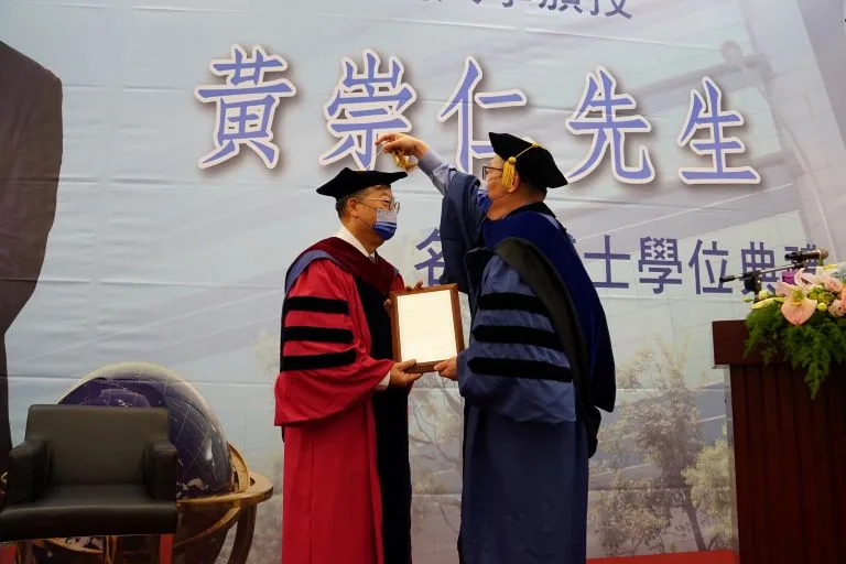 黃崇仁：他學的是醫學，一輩子把公司當病人救